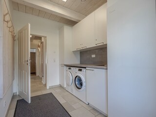 Nebeneingang mit Garderobe