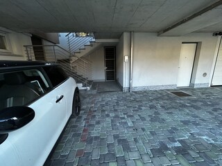 Privater Parkplatz und Zugang zum privaten Abstellraum