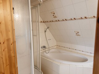 Bad mit Wanne und Dusche im Dachgeschoß