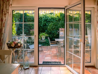 Blick vom Wohnzimmer auf die Terrasse