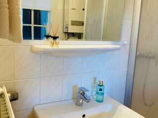 Badezimmer oben mit Dusche