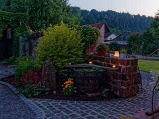 Sandsteinmauer bei Nacht