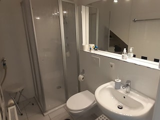 Bad unten, mit einer großen Dusche