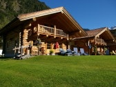 Alpenchalets im Sommer