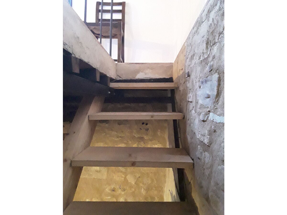 Kleine Holztreppe führt ins Schafzimmer des EGs