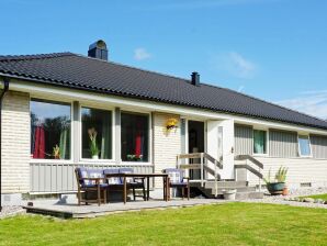 Holiday house 4 star holiday home in TANUMSHEDE - Havstenssund - image1