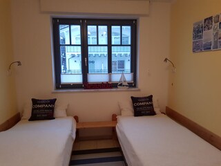 Zweites Schlafzimmer mit zwei Einzelbetten