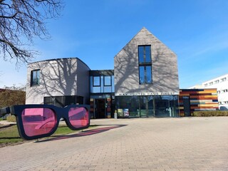 Medienhaus mit Fotoausstellung, Bibliothek, Druckstudio