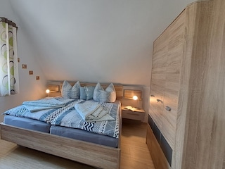 Schlafzimmer I mit Doppelbett im DG