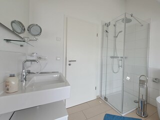 Badezimmer im DG mit Wanne und ebenerdiger Dusche