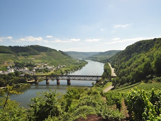 Blick auf doppelstöckige Eisenbahnbrücke bei Bullay