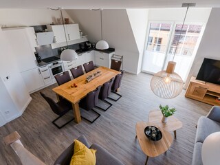 Großzügiger Wohn- und Essbereich mit komfortabler Küche