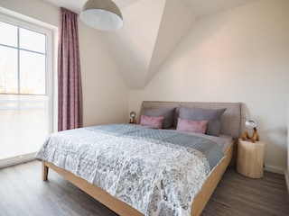 Schlafzimmer I mit Doppelbett und Kommode