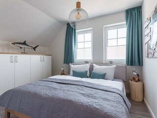 Schlafzimmer II mit Doppelbett und Kommode