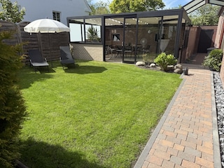 Liegewiese beim Wintergarten mit 2 Liegen und Schirm