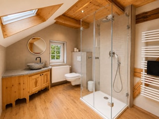 2. Bad im Obergeschoss mit Dusche