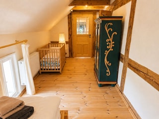 Schalfzimmer 3 - Kleiderschrank und Babybettchen