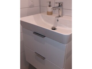 Das Bad wurde 2024 komplett saniert mit großer  Dusche