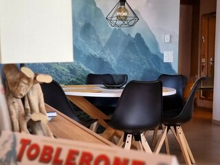 Essbereich und Blick zum Eingang vom Wohnbereich