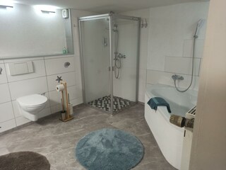 Bad (Dusche und Badewanne)