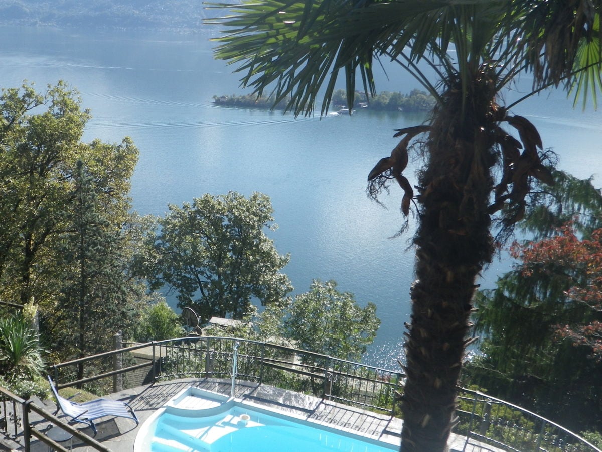 Blick vom Garten über den Pool auf den Lago Maggiore
