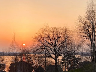 Kleine Siedlung am Strand am Abend