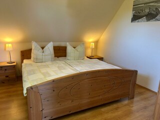 Schlafzimmer mit Echtholz-Doppelbett