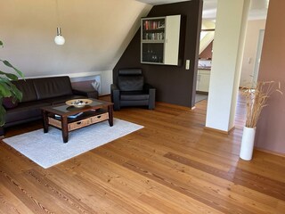offenes Wohnzimmer mit Ledercouch
