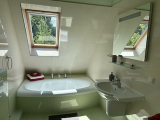 Badezimmer mit Badewanne