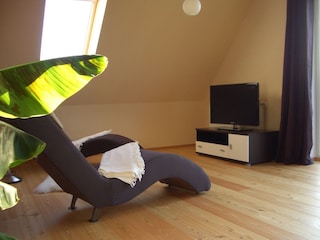 Relaxliegen vor dem Flachbildschirm