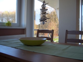 Esstisch mit Ausblick auf den Wald
