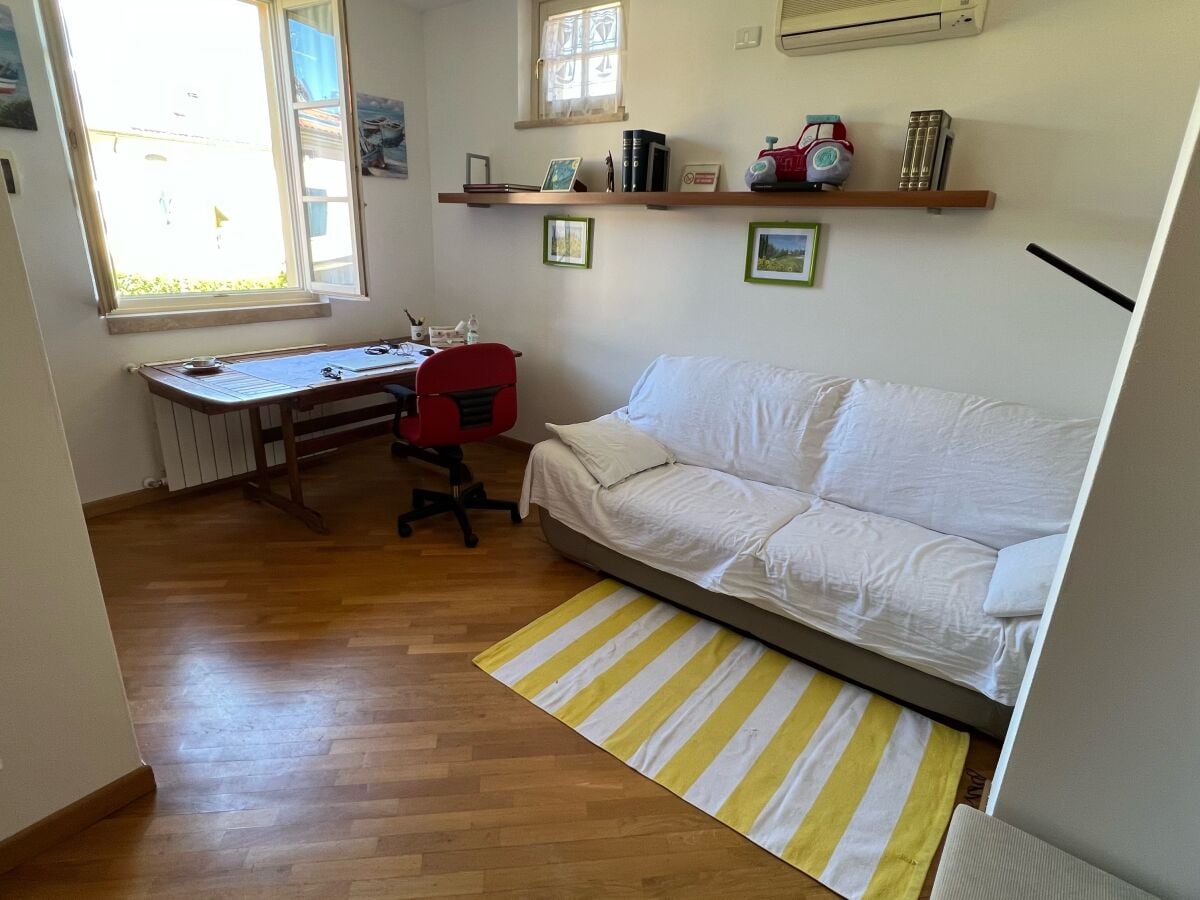 Zimmer mit TV und Sofa, Platz mit Schreibtisch zum Arbe