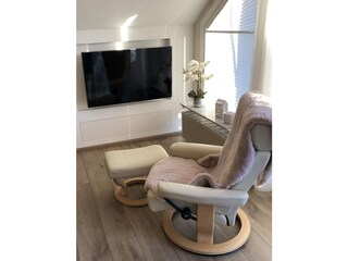 Stresslesssessel mit Hocker im Wohnzimmer