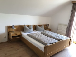 Schlafzimmer mit Fliegengitter