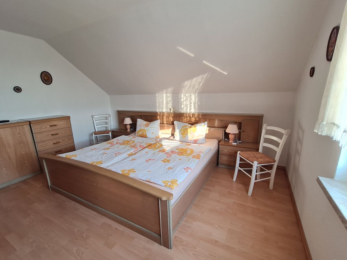 Schlafzimmer mit Blick auf den Neuwarper See