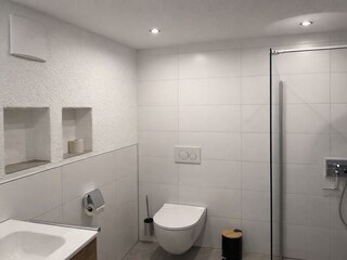Neues Badezimmer mit ebenerdiger Dusche