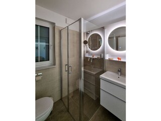 Badezimmer mit Dusche