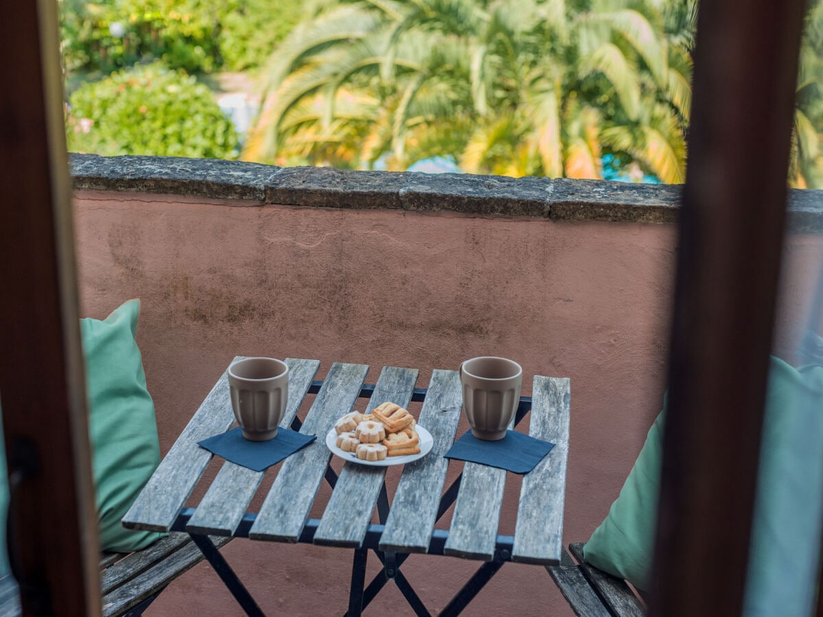 Villa Lucia – Kleiner Balkon mit Blick auf den Pool