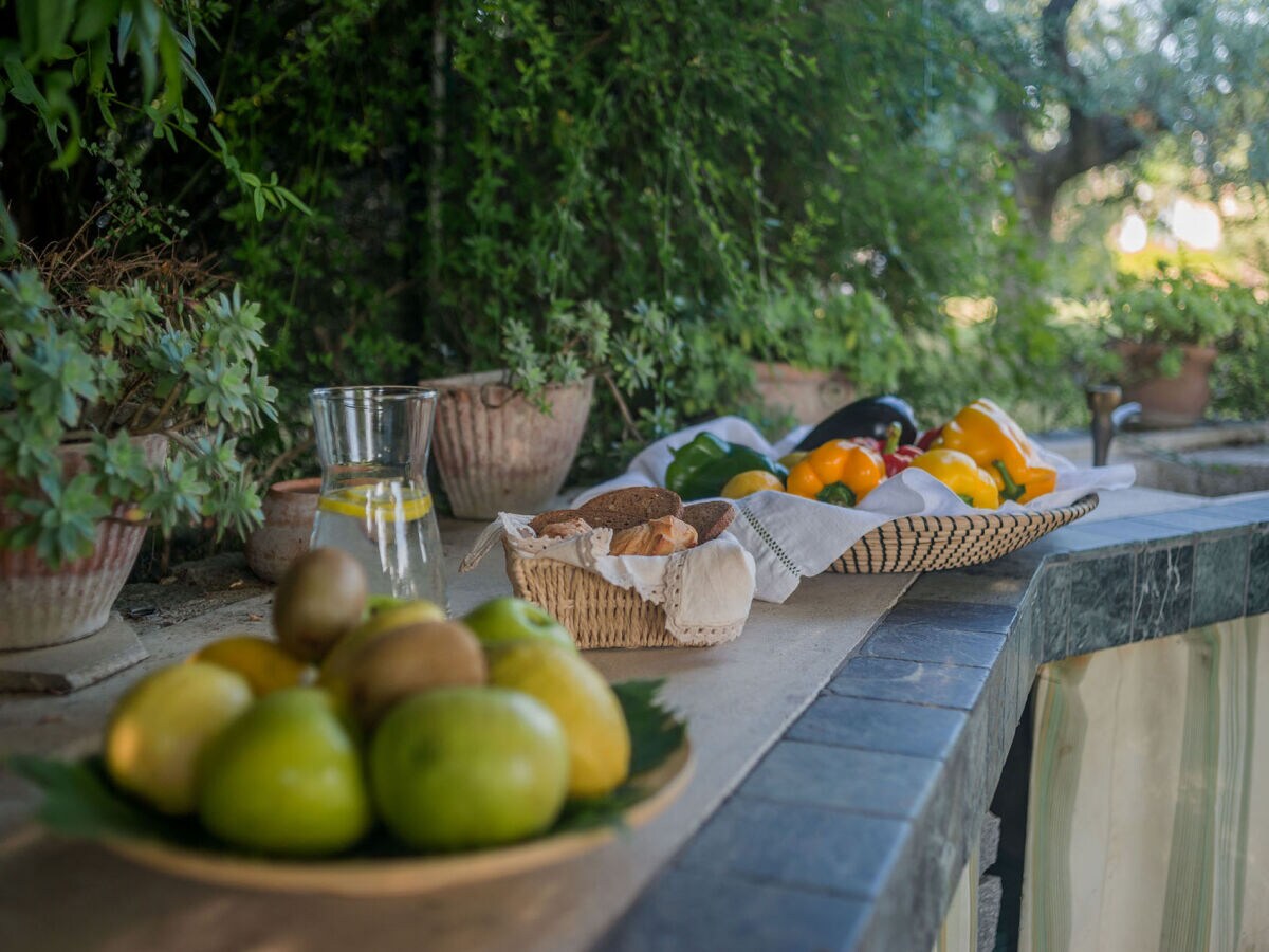 Villa Liberty – Veranda mit Tisch und Stühlen