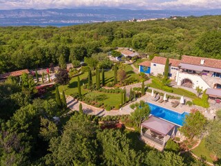 Aerial view of the entire garden of Oliva House