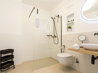 Badezimmer mit ebenerdiger Dusche