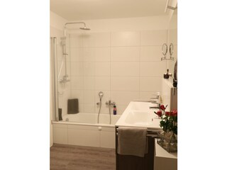Bad mit Wanne und Doppelwaschtisch