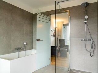 Wellnessbad mit begehbarer Dusche und Sauna