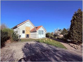 Parkplätze und Ladestation vor dem Haus