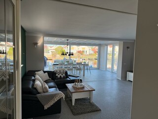 Blick von der offenen Küche zum Wohnzimmer/ Esszimmer