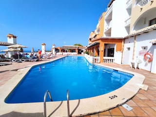 Sonnenbaden am Pool der Anlage
