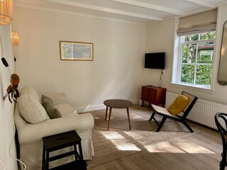 Gemütliches Wohnzimmer mit bequemer Couch und Fernseher