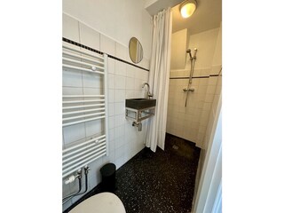 Badezimmer mit Dusche und WC