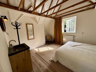 Gemütliches Zimmer mit Holzmöbeln, Fenster