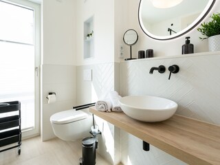 Badezimmer mit Fenster